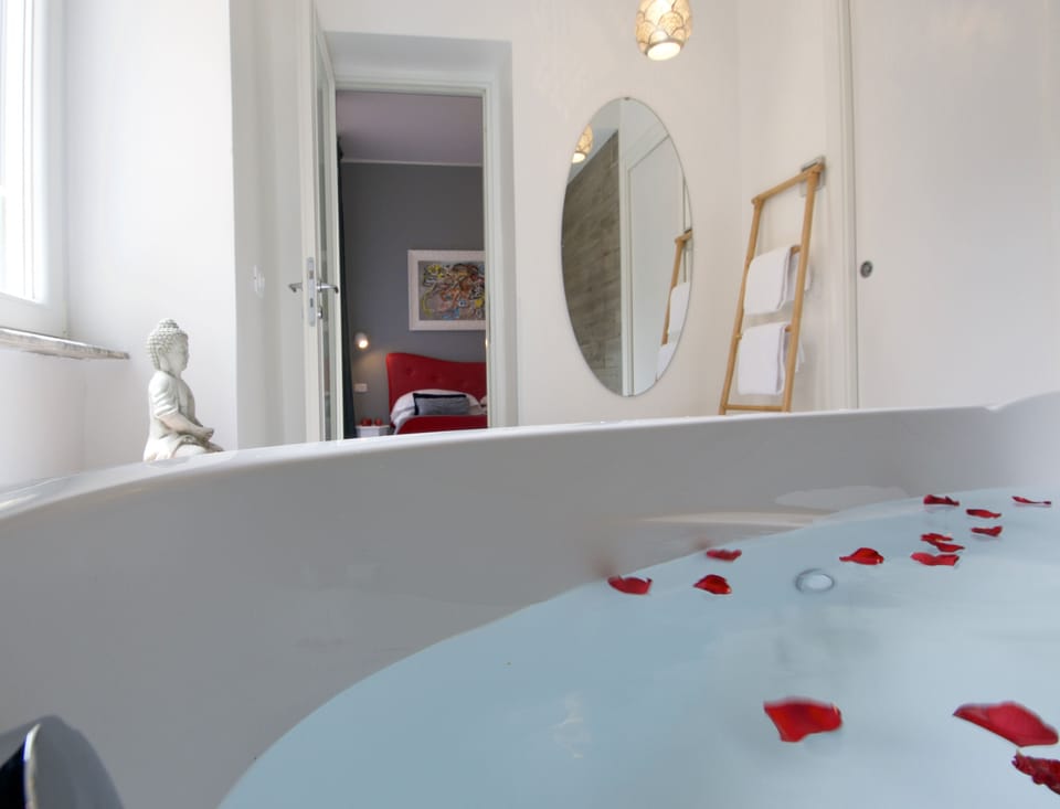 Suite, 1 Double Bed, Hot Tub | Interior detail
