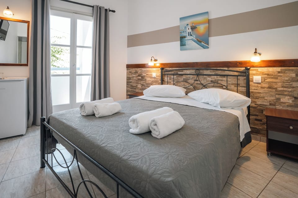 Double Room, Balcony, Garden View | In-room safe, WiFi (free), bed sheets
