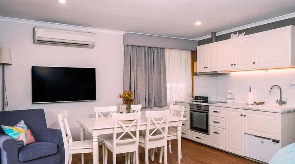 Amble Fern Apartment | Private kitchen | Fridge, microwave, oven, coffee/tea maker