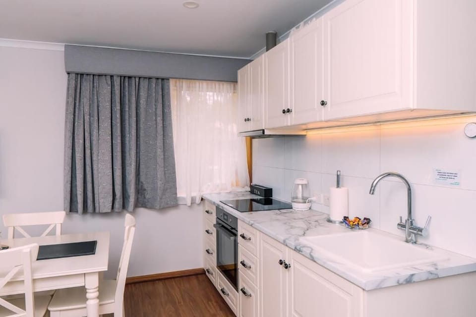 Amble Fern Apartment | Private kitchen | Fridge, microwave, oven, coffee/tea maker