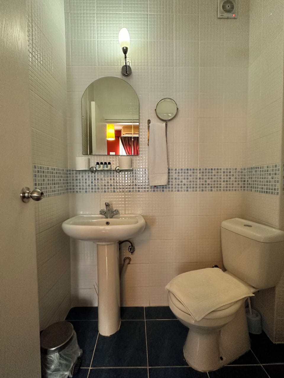 Standard Twin Room, 2 Twin Beds | Bathroom | Shower, free toiletries, hair dryer, slippers