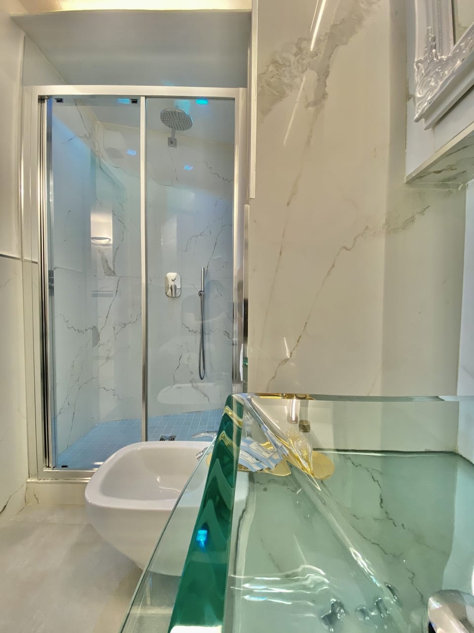 Standard Room, 1 Queen Bed, Air conditioning | Bathroom | Shower, rainfall showerhead, free toiletries, hair dryer