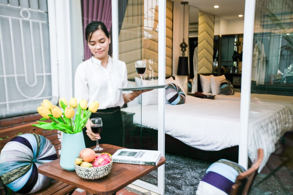 Junior Suite, 1 King Bed, Balcony, City View | Pillowtop beds, minibar, in-room safe, individually decorated