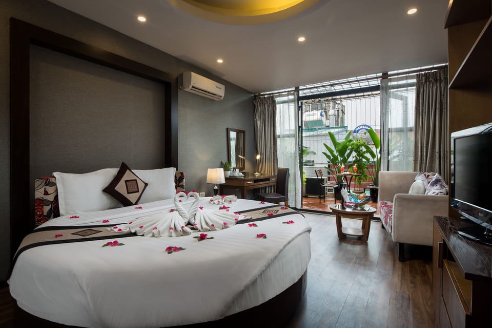 Junior Suite, 1 King Bed, Balcony, City View | Pillowtop beds, minibar, in-room safe, individually decorated