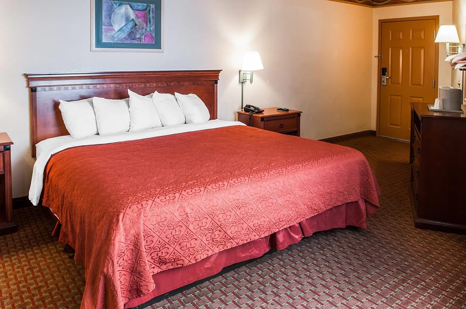 Premium bedding, in-room safe, laptop workspace, soundproofing