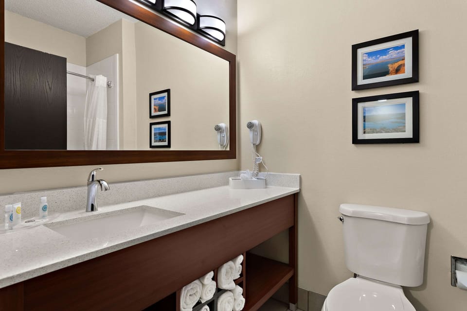 Suite, Non Smoking | In-room safe, desk, laptop workspace, blackout drapes