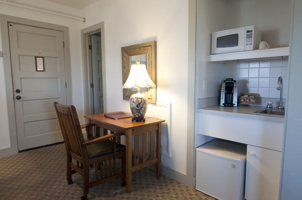 Deluxe Room, 1 King Bed | Private kitchenette | Fridge, microwave, coffee/tea maker
