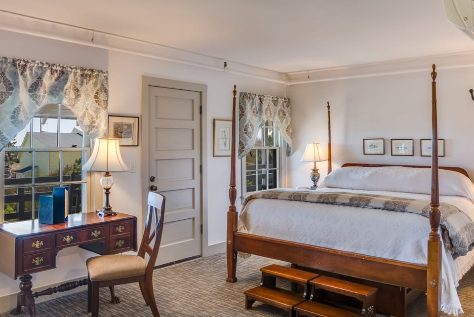 Deluxe Room, 1 King Bed | Premium bedding, in-room safe, individually decorated