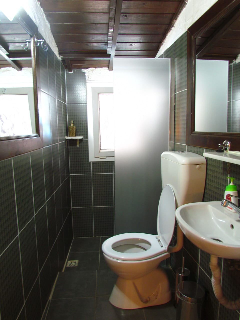Economy Room | Bathroom | Hair dryer, slippers, towels, shampoo
