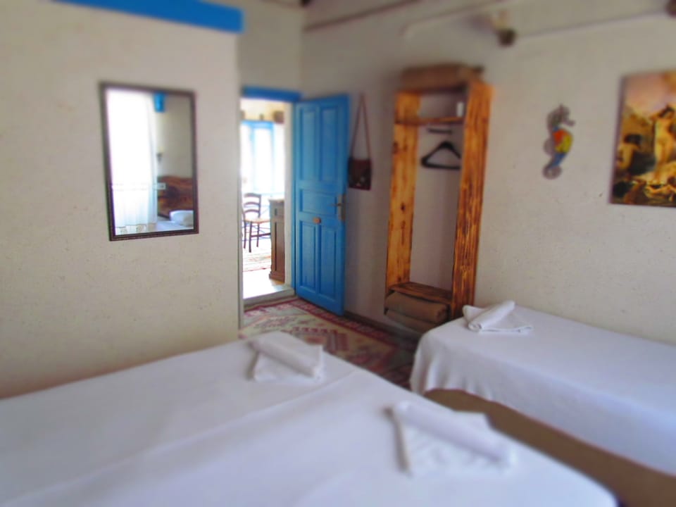 Triple Room | Free WiFi, bed sheets
