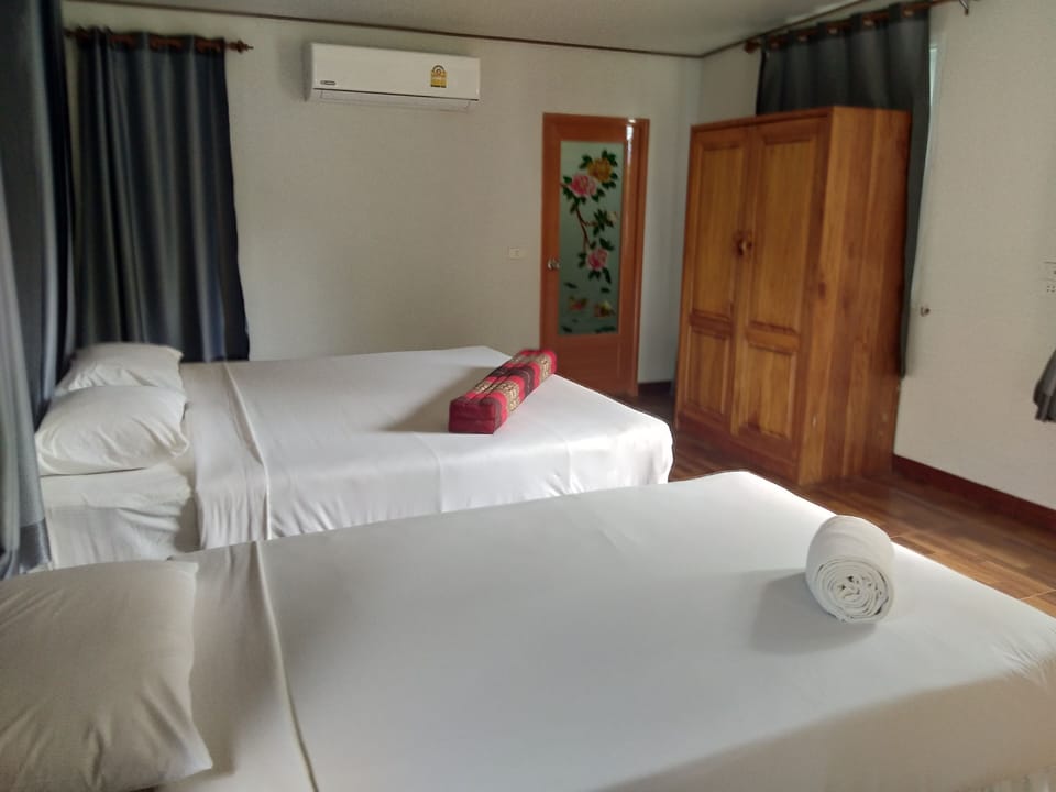 Triple Room | Minibar, soundproofing, WiFi (free), bed sheets