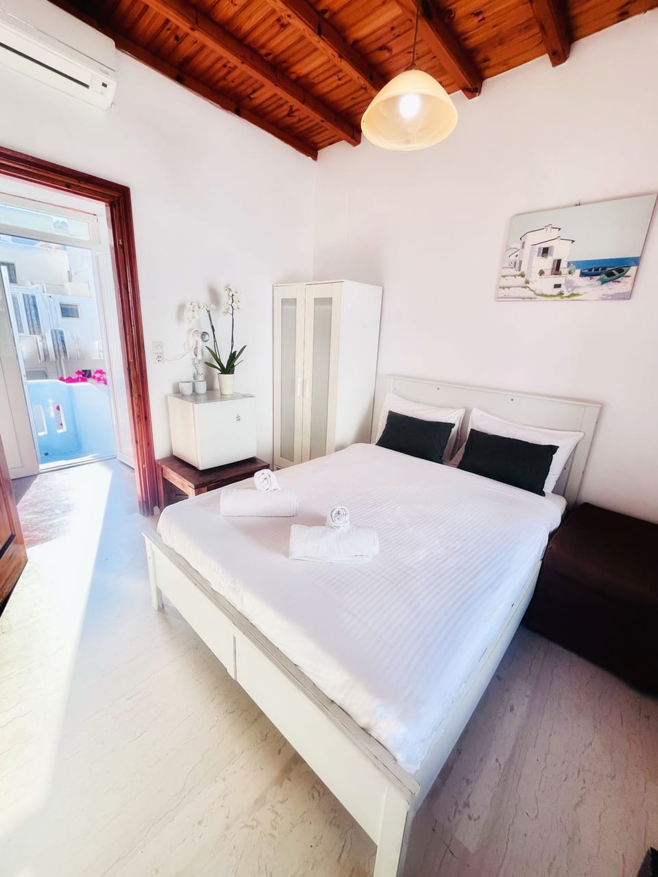 Minibar, free WiFi, bed sheets