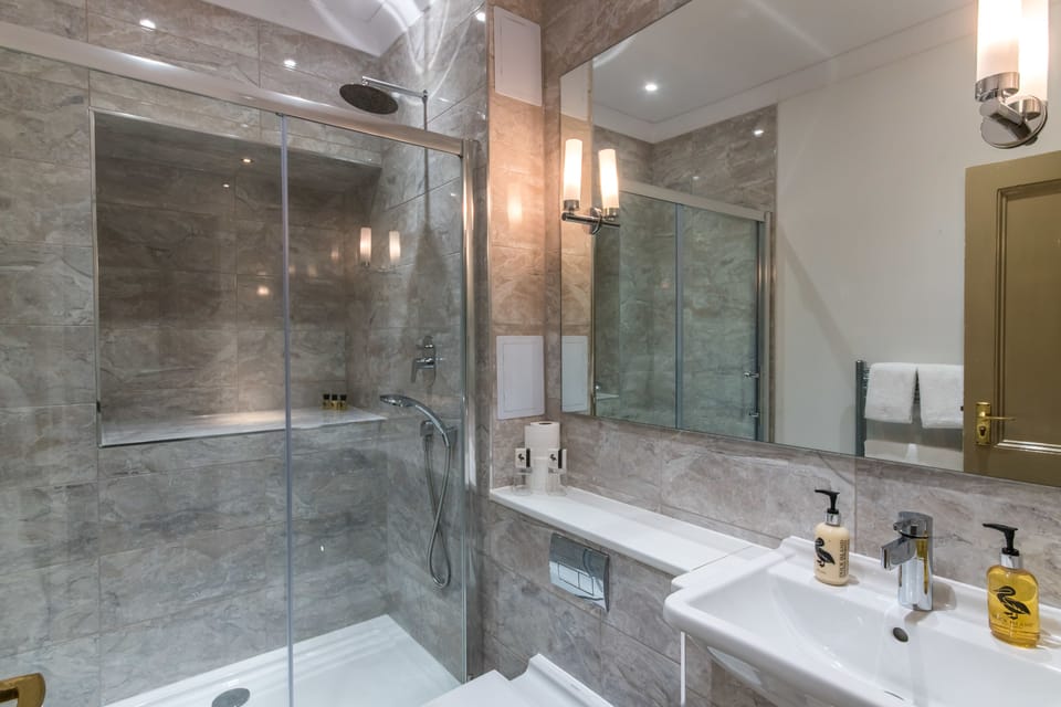 Classic Garden Room | Bathroom | Shower, free toiletries, hair dryer, bathrobes