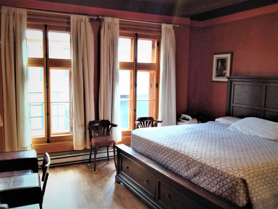 Suite, 2 Bedrooms (Raudot) | Desk, blackout drapes, iron/ironing board, free WiFi