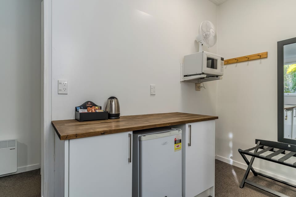 Studio Suite | Private kitchen | Fridge, microwave, coffee/tea maker, cookware/dishes/utensils