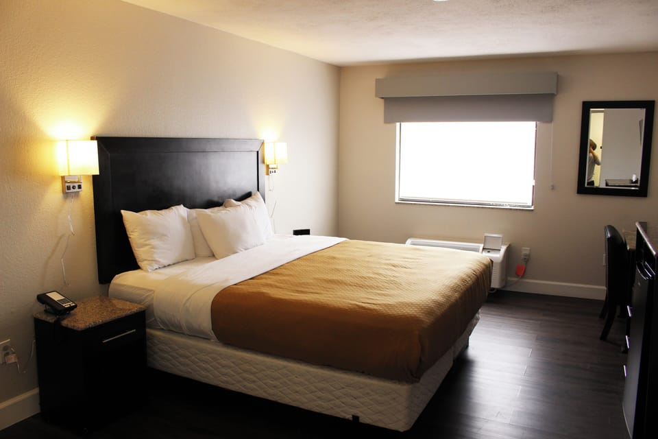 Premium bedding, in-room safe, desk, laptop workspace