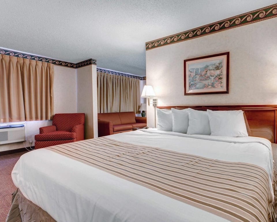 Desk, free WiFi, bed sheets, alarm clocks