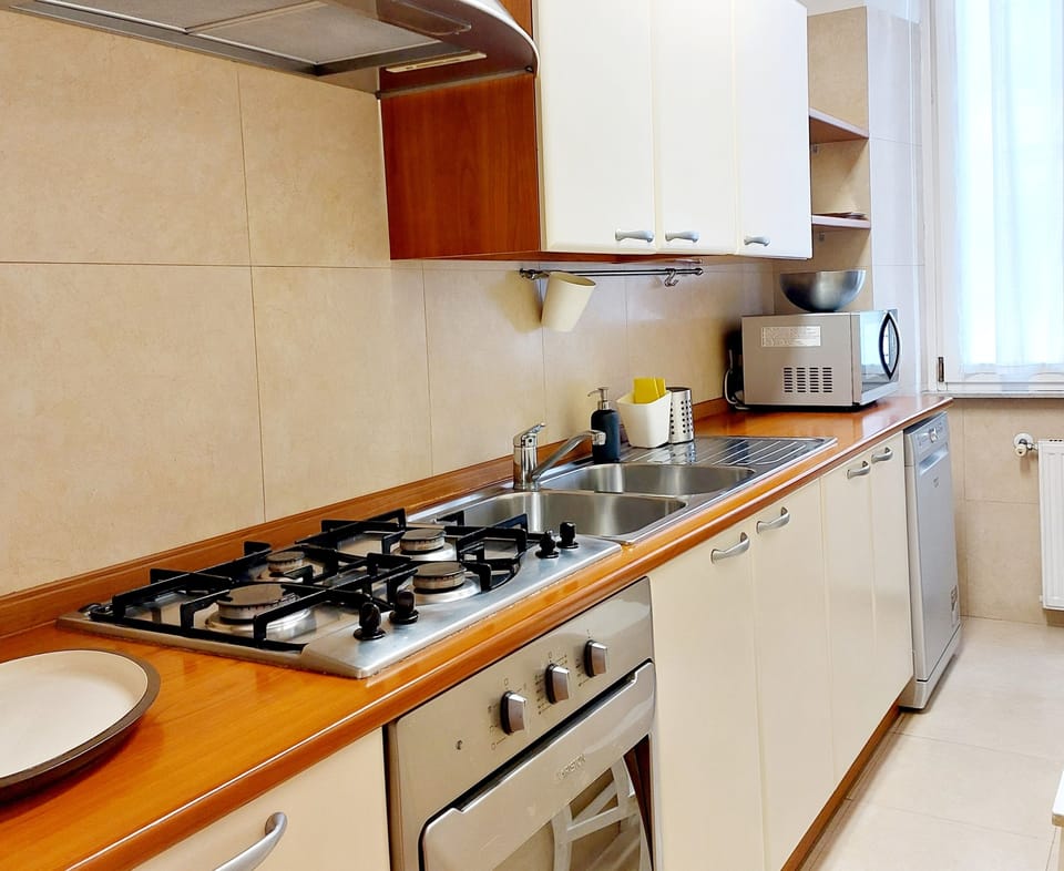 Premier Condo, 1 Bedroom, Garden View, Annex Building | Private kitchen | Fridge