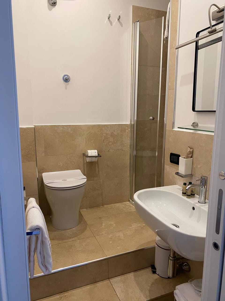 Small Single Room | Bathroom | Shower, free toiletries, hair dryer, bidet