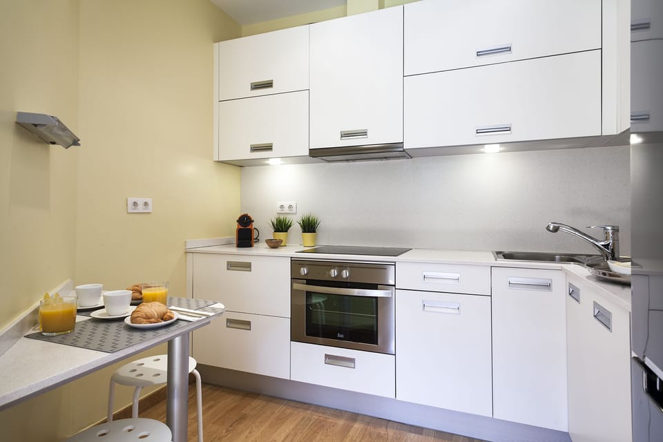 Apartment, 3 Bedrooms | Private kitchen | Cookware/dishes/utensils
