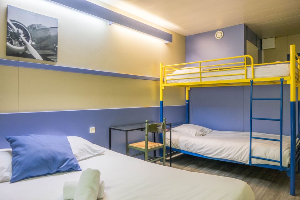 Standard Quadruple Room | Desk, cribs/infant beds, bed sheets