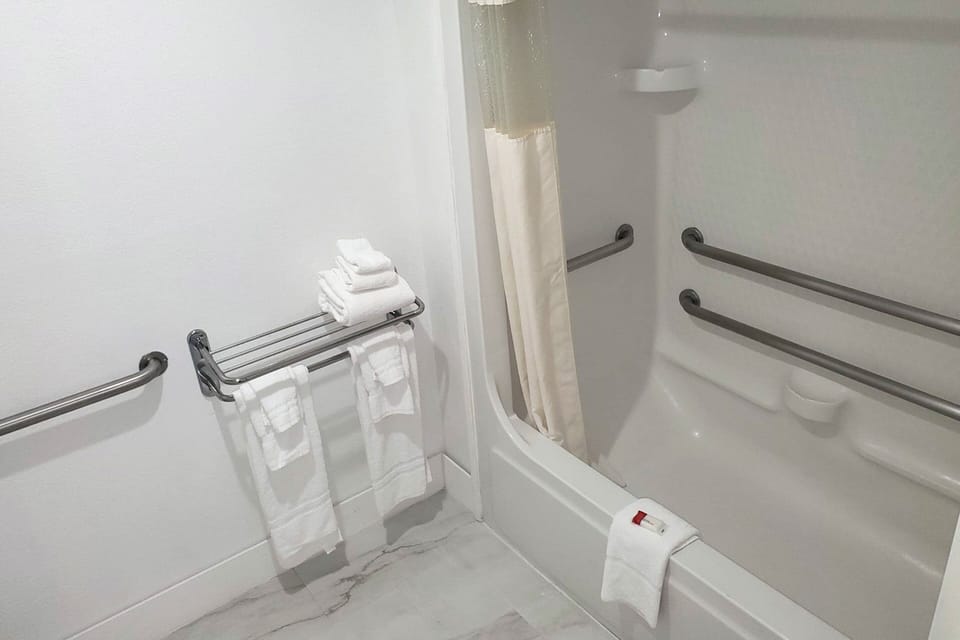 Combined shower/tub, designer toiletries, hair dryer, towels