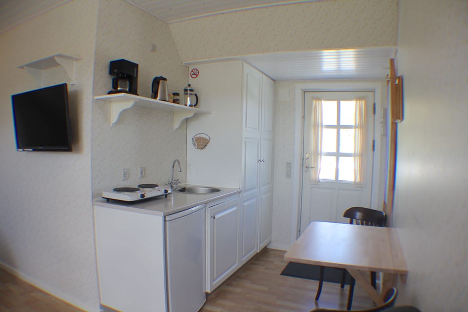 Studio, Balcony | Private kitchenette | Stovetop, cookware/dishes/utensils