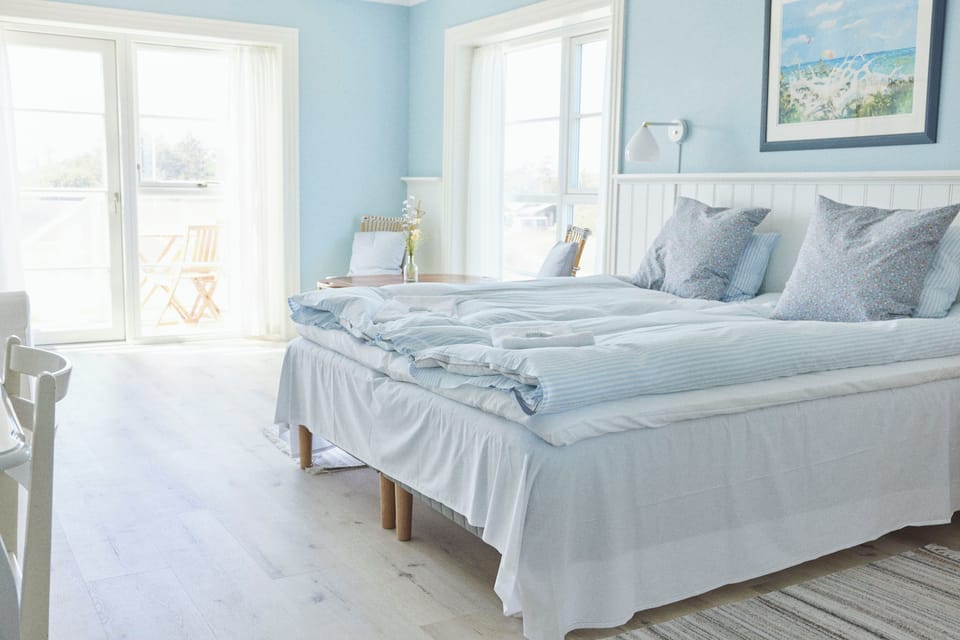 Junior Studio Suite | Premium bedding, pillowtop beds, desk, laptop workspace
