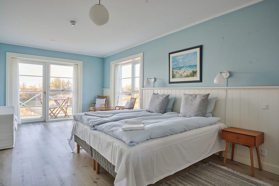 Junior Studio Suite | Premium bedding, pillowtop beds, desk, laptop workspace