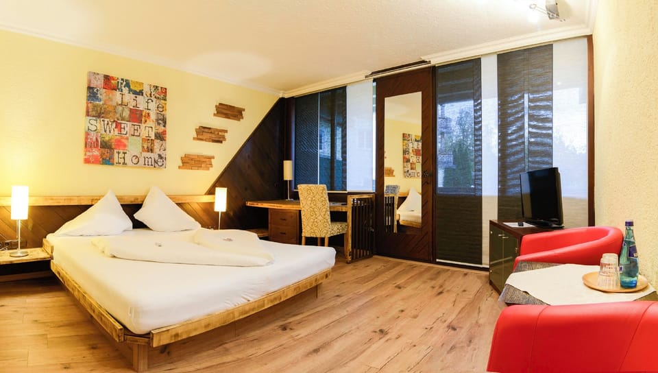 Doppelzimmer Nostalgie | Hypo-allergenic bedding, minibar, in-room safe, laptop workspace