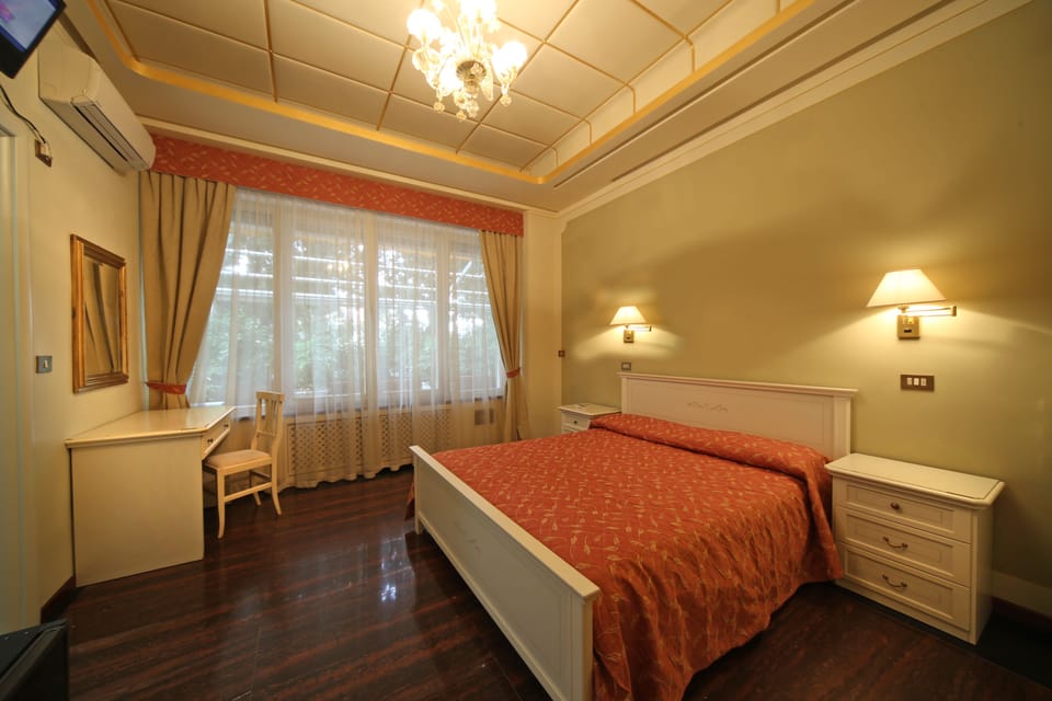 Select Comfort beds, minibar, in-room safe, desk