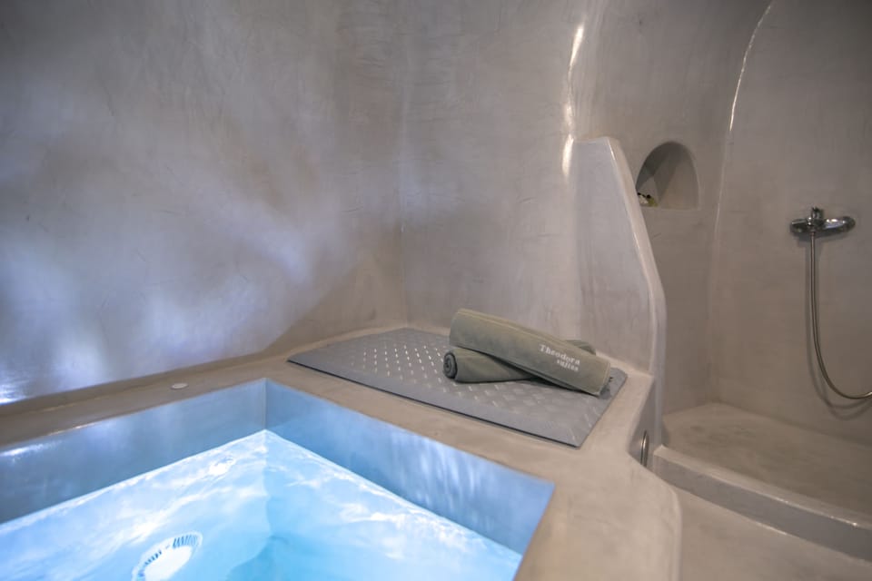 Suite (Indoor & Outdoor Hot Tub with Sunset View) | Private spa tub