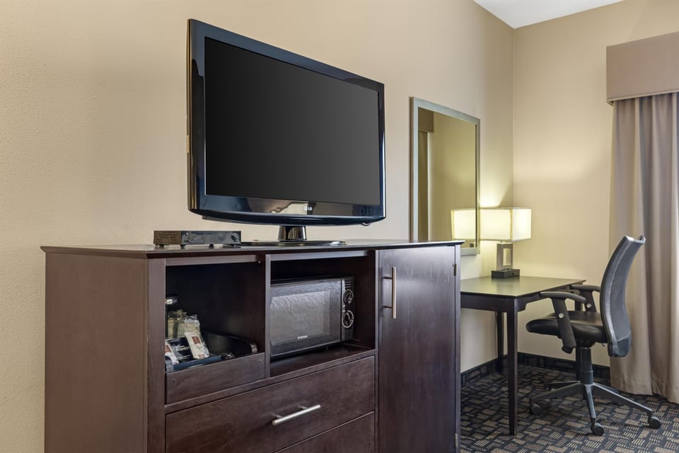 Standard Room, 1 King Bed, Non Smoking, Refrigerator & Microwave | Desk, blackout drapes, iron/ironing board, rollaway beds (surcharge)