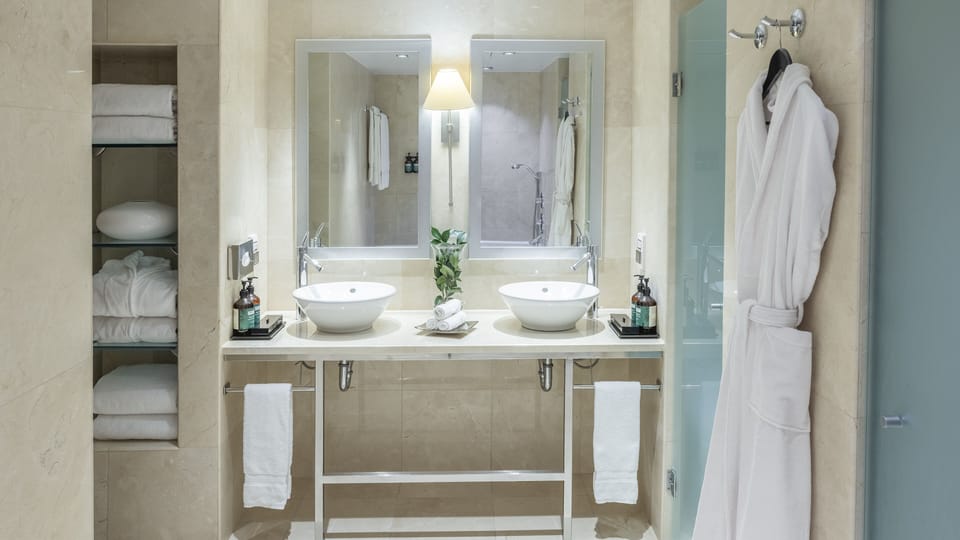 Presidential Suite | Bathroom | Eco-friendly toiletries, hair dryer, bathrobes, slippers