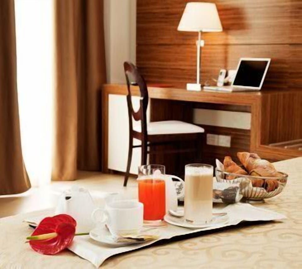 Premium bedding, minibar, in-room safe, desk