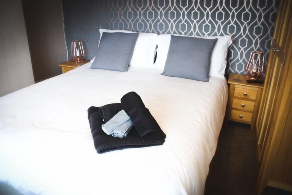 Family Room, Bathtub | Hypo-allergenic bedding, individually decorated, iron/ironing board