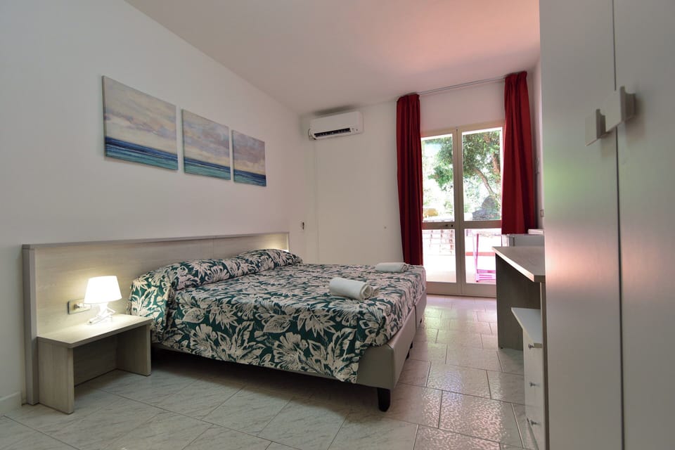 Family Room | Desk, laptop workspace, free WiFi, bed sheets