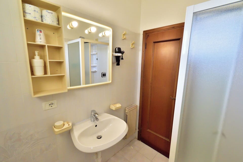 Deluxe Room | Bathroom | Shower, hair dryer, bidet, towels