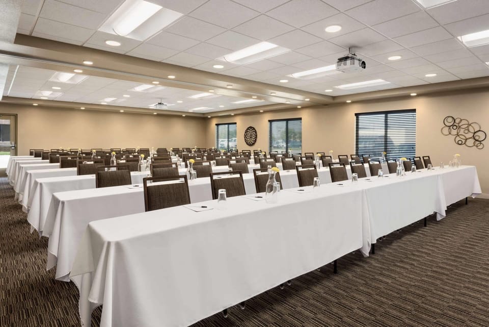 Country Inn & Suites by Radisson, St. Cloud West, MN Hotel in St Cloud