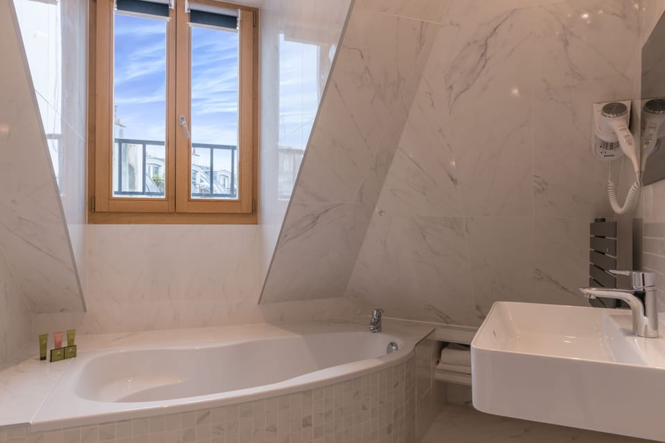 Deluxe room for 2 (Extra Bed with Extra Fee) | Bathroom | Free toiletries, hair dryer, towels