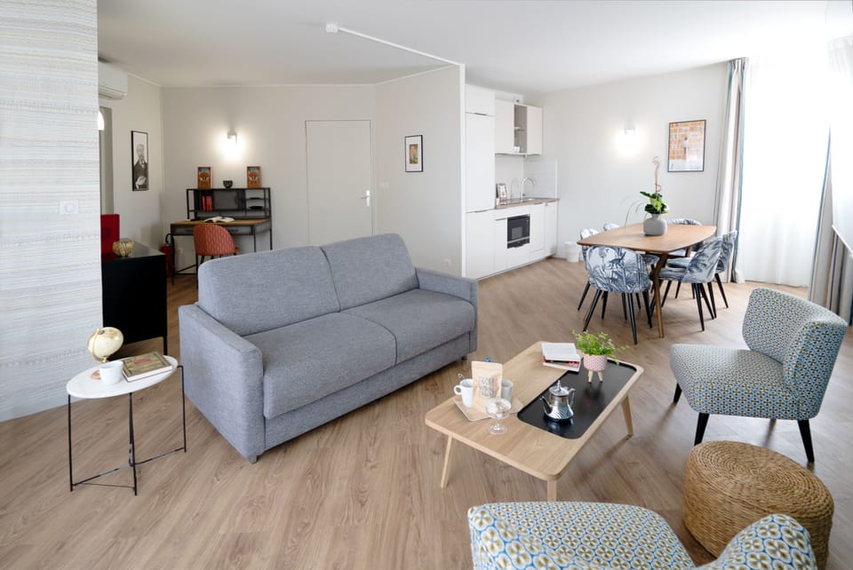 Family Apartment | Living area | 92-cm flat-screen TV with satellite channels