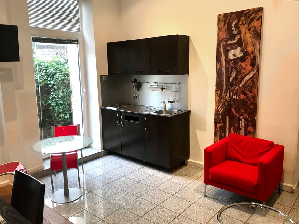 Basic Studio | Living area | TV, offices