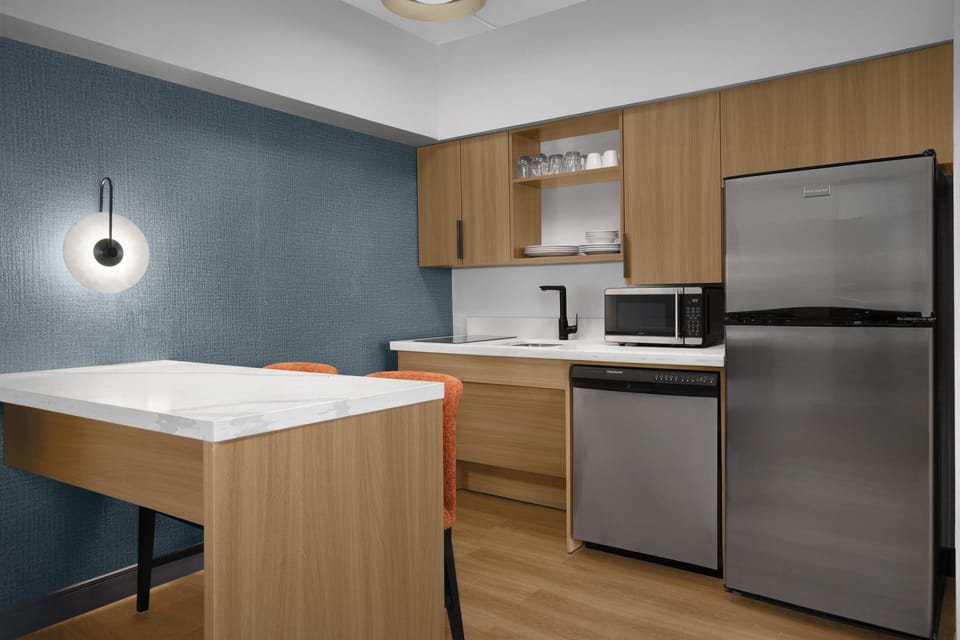 Coffee/tea maker, fridge, microwave, stovetop