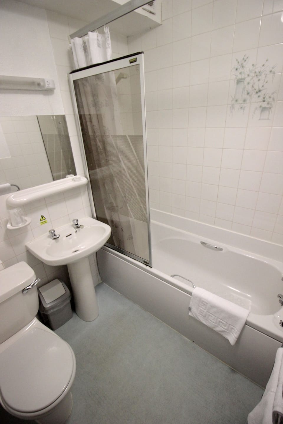 Double Room | Bathroom | Combined shower/tub, hair dryer, towels