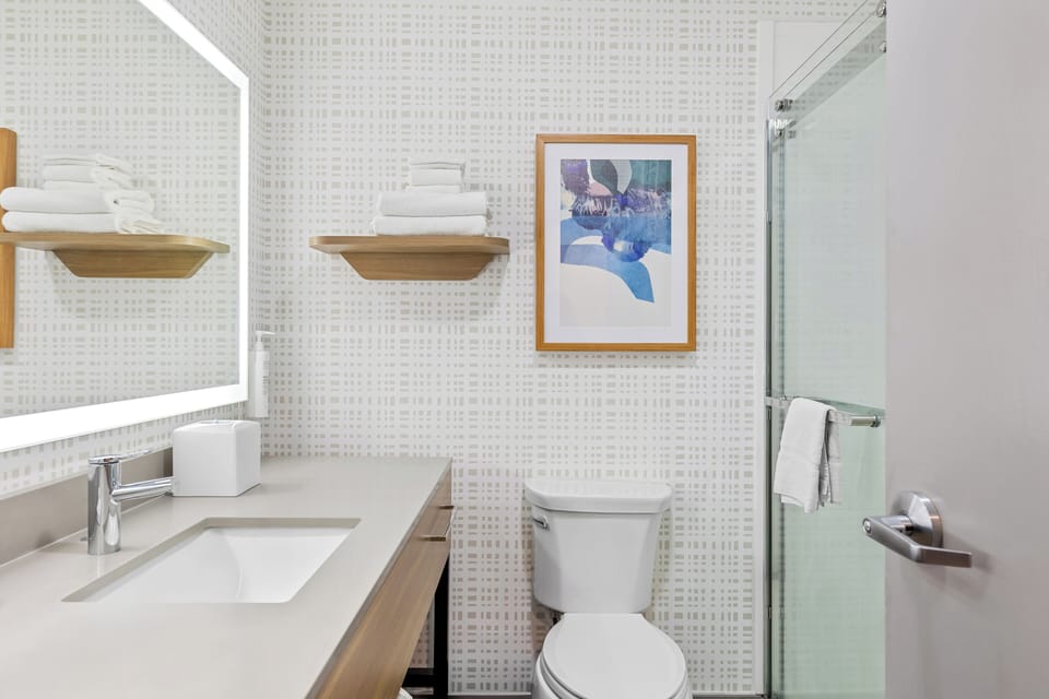 Combined shower/tub, hair dryer, towels