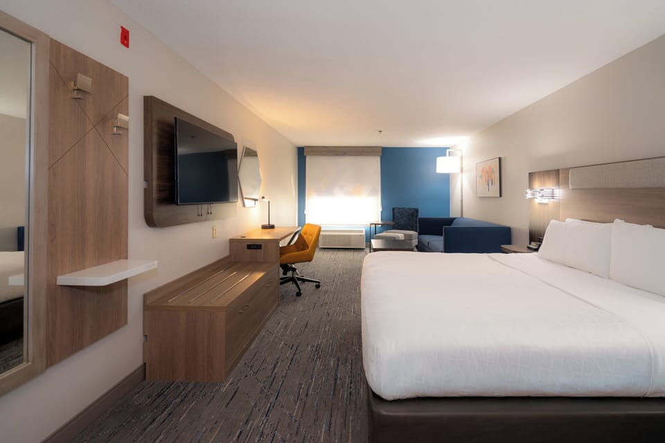 Standard Room, 1 King Bed | In-room safe, desk, laptop workspace, iron/ironing board