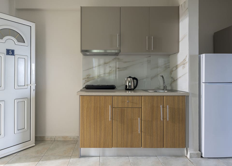 Family Room (4 People) | Private kitchen | Fridge, stovetop, electric kettle, cookware/dishes/utensils