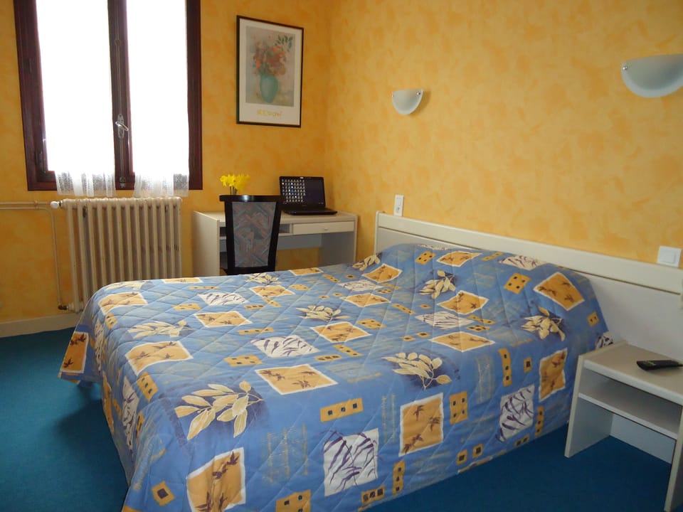 Double Room | Desk, free WiFi, bed sheets