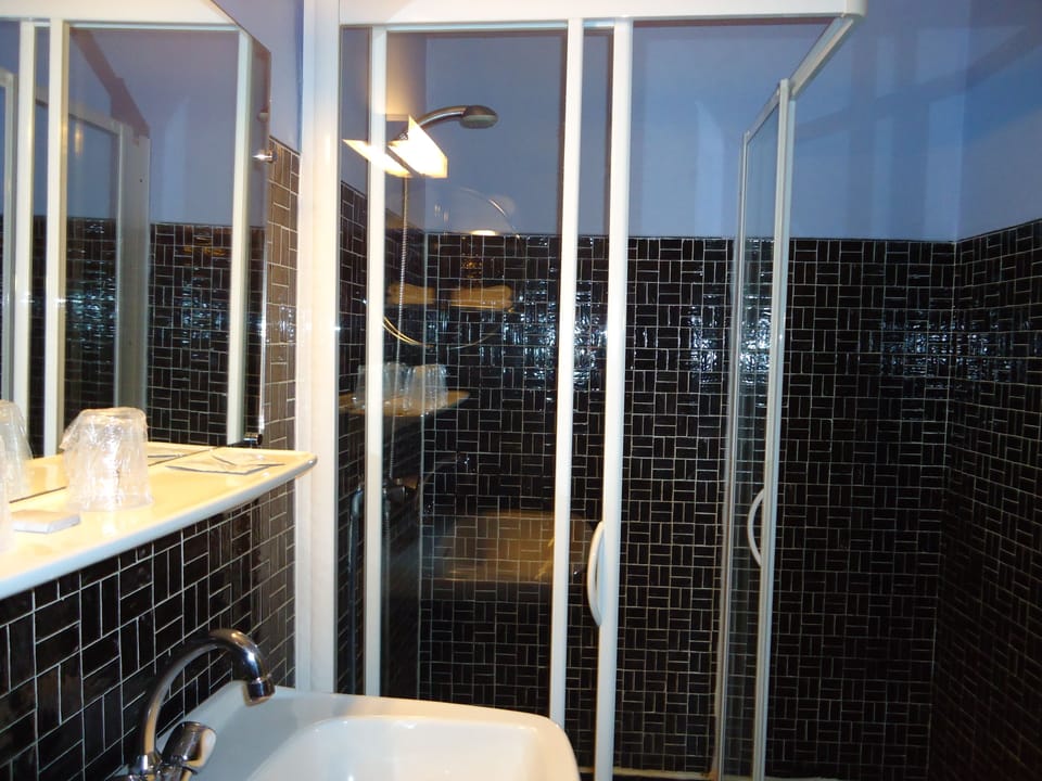Family Room | Bathroom | Shower, free toiletries, towels