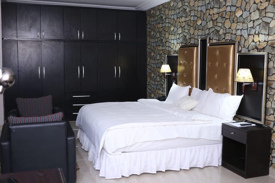 Suite | Egyptian cotton sheets, premium bedding, Tempur-Pedic beds, desk